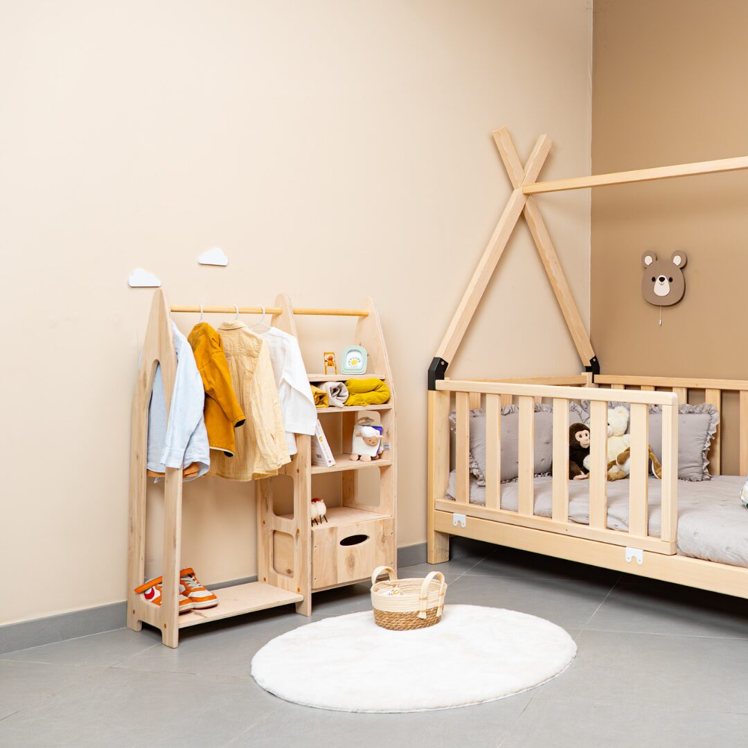 Montessori-kledingkast van natuurhout met 3 lades en kledingroede