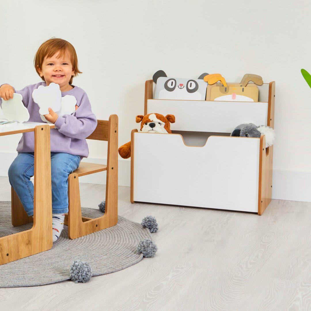 2-in-1 Montessori speelgoedkist en boekenrek van natuurhout en wit met draaggrepen - productafbeelding | Cozy Collections