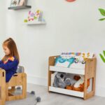 Dove boekenrek met 2 niveaus van natuurhout en wit met Montessori draaggrepen - productafbeelding | Cozy Collections