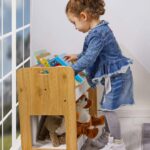 Dove boekenrek met 2 niveaus van natuurhout en wit met Montessori draaggrepen - galeriefoto 3 | Cozy Collections