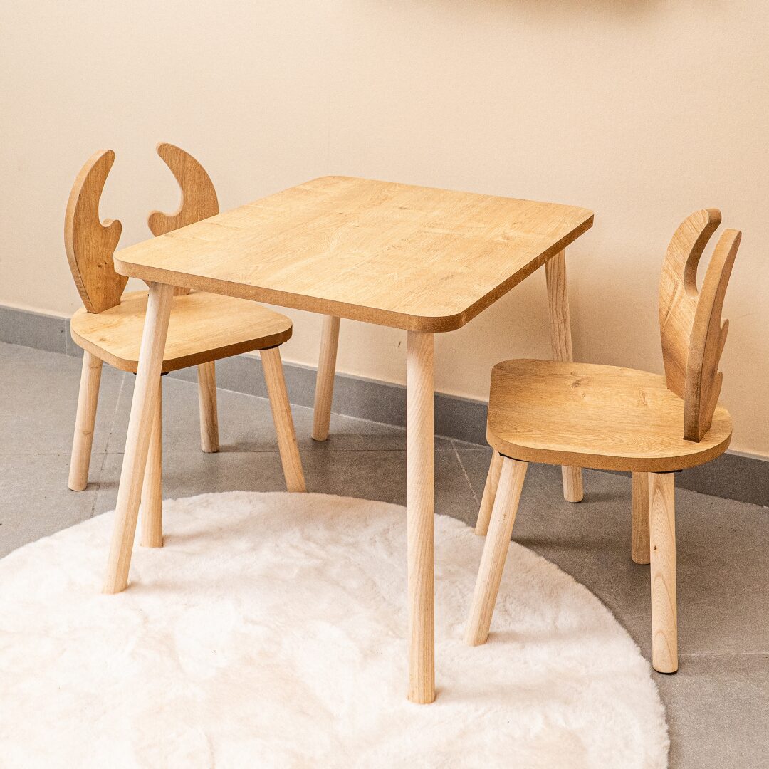 Set van tafel en stoelen Wit Konijn in natuurhout