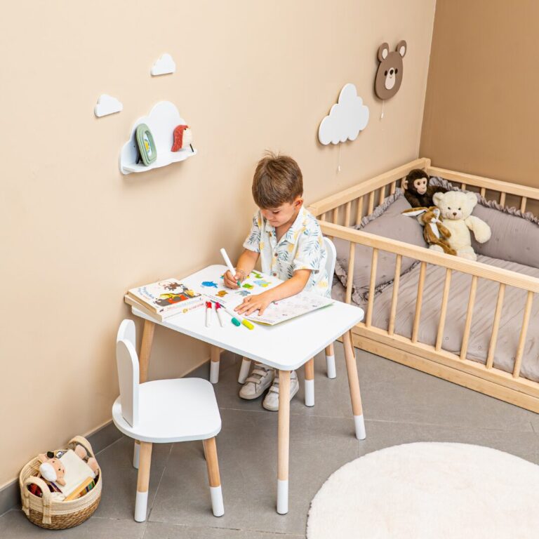 Ensemble Table et 2 Chaises Lapin Blanc en Bois Naturel | Montessori | Cozy Collections