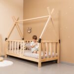 Montessori tipi-huisbed van natuurhout met veiligheidshekje - galeriefoto 2 | Cozy Collections