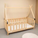 Montessori tipi-huisbed van natuurhout met veiligheidshekje - galeriefoto 3 | Cozy Collections