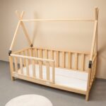 Montessori tipi-huisbed van natuurhout met veiligheidshekje - galeriefoto 5 | Cozy Collections