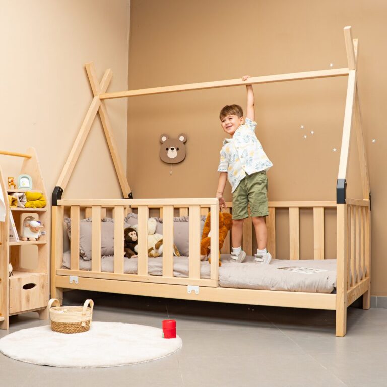 Lit Montessori Cabane Tipi en Bois Naturel avec Barrières | Cozy Collections