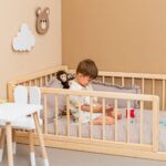 Lit Montessori Évolutif en Bois de Hêtre Naturel avec Barrière Amovible | Cozy Collections