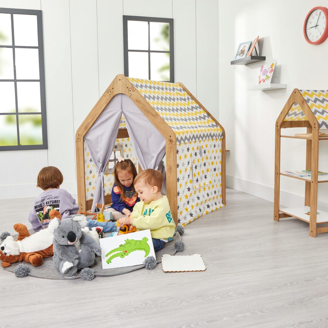 1e prijs kerstwinactie - Montessori speelhuis van hout