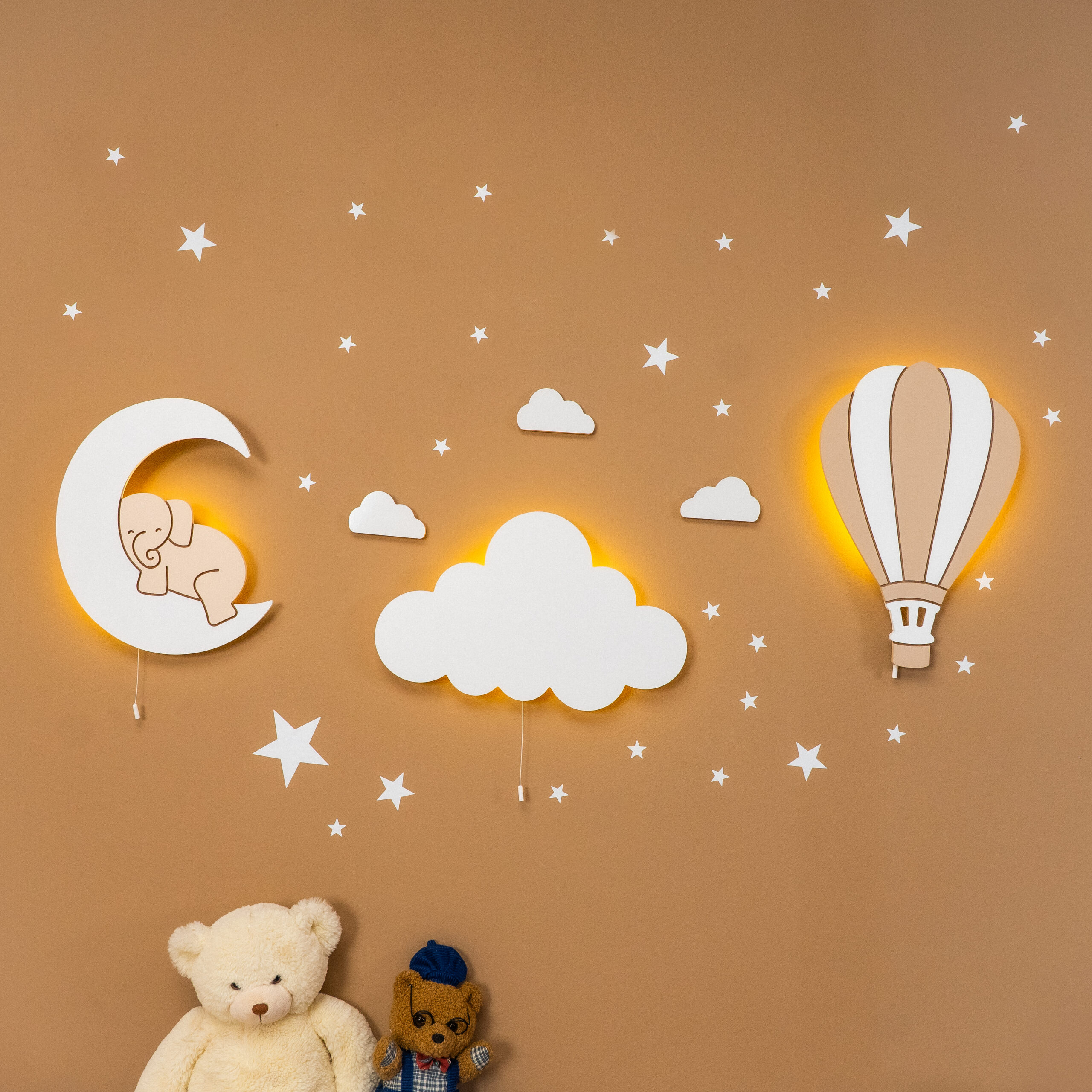 LED-WandNachtlampje Olifant auf bemaltem Holzmond, handgemaakt - Variante Modell Komplettes Set met 3 Teilen LED-wandlamp olifant op handgeschilderde houten maan - Complete set met 3 delen - productafbeelding | Cozy Collections
