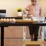 Montessori leertoren van wit en natuurhout | Verstelbaar opstapje voor 2-6 jaar - galeriefoto 4 | Cozy Collections