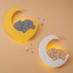 LED-wandlamp olifant op handgeschilderde houten maan - galeriefoto 1 | Cozy Collections