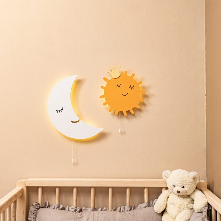 Veilleuse Murale LED Soleil avec Couronne en Bois Peint à la Main | Cozy Collections