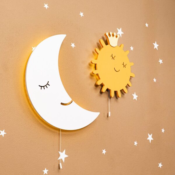 LED-wandlamp zon met handgeschilderde houten krans - productafbeelding | Cozy Collections