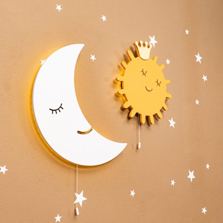 Veilleuse Murale LED Soleil avec Couronne en Bois Peint à la Main | Cozy Collections