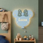 Veilleuse Murale Personnalisée avec Prénom LED en Bois | Lampe Chambre Bébé et Enfant avec Nœud | Cozy Collections