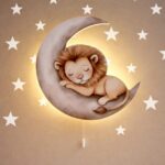 Veilleuse Murale LED Lion Endormi sur la Lune | Chambre Bébé | Lampe Décorative Chambre Enfant à Piles | Cozy Collections