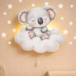 Veilleuse Murale Koala Endormi sur Nuage | Lampe LED Chambre Bébé | Cozy Collections