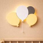 Veilleuse Murale LED Ballons en Bois Peints à la Main | Lampe Murale Enfant à Piles pour Chambre Bébé | Cozy Collections
