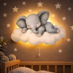 Veilleuse Murale Enfant Éléphant Endormi sur Nuage | Lampe LED Bébé | Cozy Collections