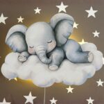 Veilleuse Murale Enfant Éléphant Endormi sur Nuage | Lampe LED Bébé | Cozy Collections