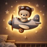 Veilleuse Murale Ours Pilote dans son Avion | LED Chambre Bébé | Cozy Collections