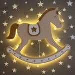 Veilleuse Murale Cheval à Bascule LED | Bois Naturel Chambre Bébé | Cozy Collections